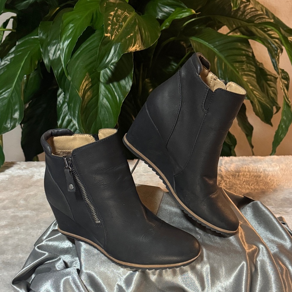Soul Naturalizer Black Wedge Ankle Boots with side Zipper Size 8M